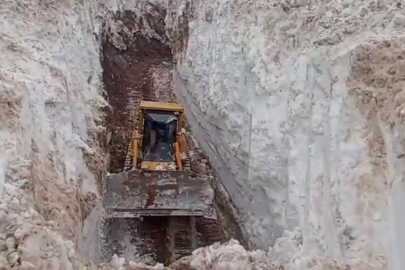 Hakkari Yüksekova’da 8 metrelik kar tünelleri: İş makinesi içinde kayboldu