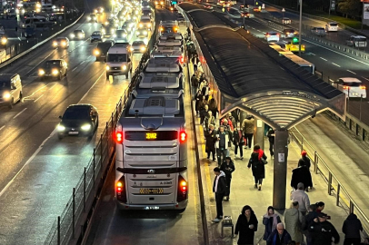 İstanbul Bahçelievler’de metrobüs ayağının üstünden geçen kadın yaralandı