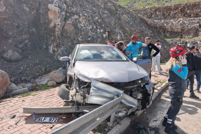 Şanlıurfa'da otomobil bariyerlere çarptı: 3 yaralı