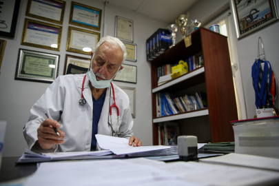 Bursa'da 80 yaşındaki çocuk doktoru pistte madalya peşinde