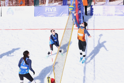 Bursa Uludağ’da Kar Voleybolu Şöleni başladı