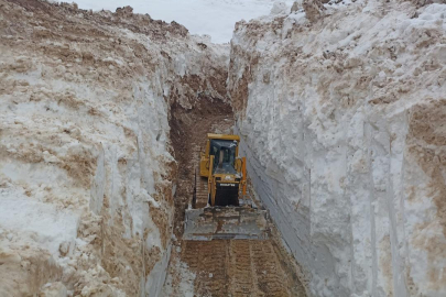 8 metrelik kar tünellerinin arasında ilerlediler: Görüntüler Türkiye’den