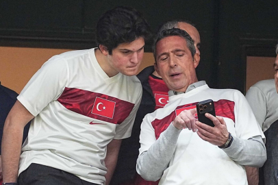 Türkiye-Romanya maçında Ali Koç'a öpücük! Tribündeki o anlar günler sonra ortaya çıktı...