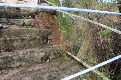 Aydın'da toprak kayması sonucu evi yıkılan genç 10 dakikayla kurtuldu