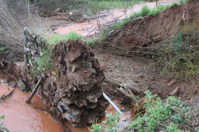 Aydın'da yağmur sularıyla taşan dere, toprak kaymasına sebep oldu