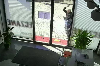 Erzurum'da parke taşıyla eczanenin camını kırdı, ayçiçeği yağıyla kundaklamak istedi