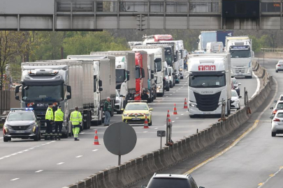 Fransa’da kamyon şoförleri, artan akaryakıt fiyatlarını protesto etti