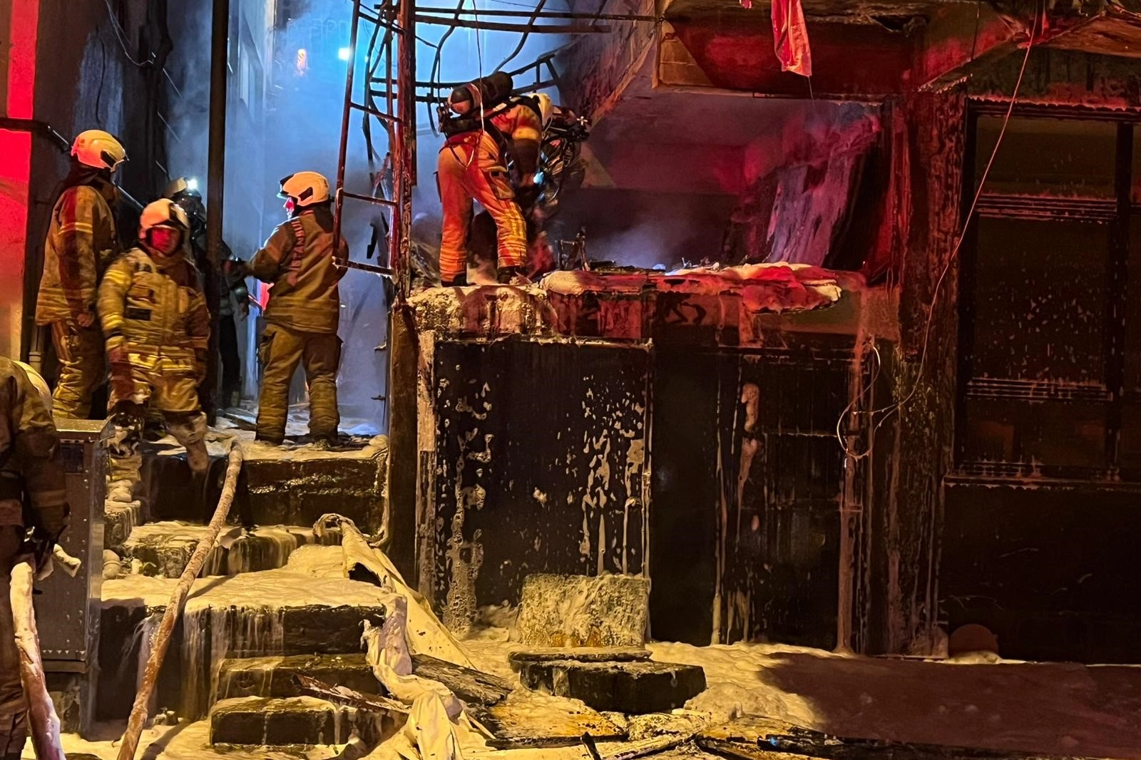 İstanbul Bahçelievler'de hurda malzemelerin bulunduğu depoda yangın