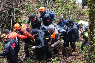 Sakarya'da iki gündür haber alınamayan vatandaşın cansız bedeni zorlu araziden çıkartıldı