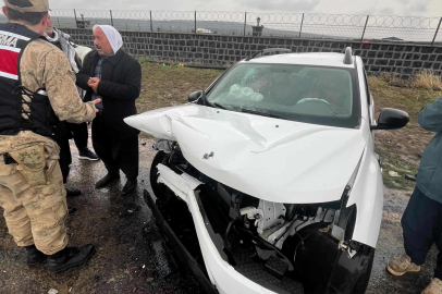 Şanlıurfa’da iki otomobil kafa kafaya çarpıştı: 8 yaralı