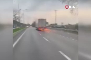 Bursa'da direği deviren TIR olay yerinden kaçtı! Korku dolu anlar...