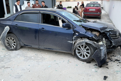 Tokat’ta otomobil markete girdi: 2 yaralı