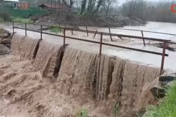 Bursa'da aşırı yağışlar köprüyü trafiğe kapattı!