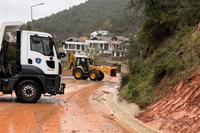 Bursa’da ekipler alarmda! Taşkın ve toprak kaymalarına müdahale sürüyor