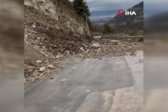 Bursa’da heyelan yolu kapattı