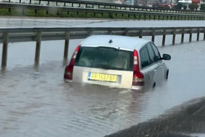 Bursa'da yağış sonrası araç mahsur kaldı!