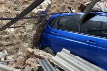 Bursa'da yağışla istinat duvarı çöktü! Lüks otomobiller zarar gördü