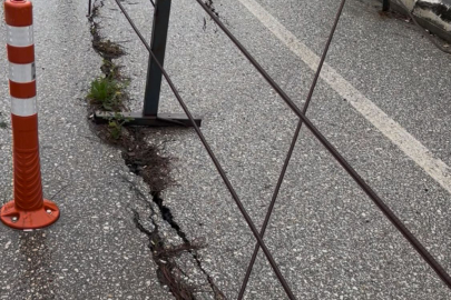 Bursa Gemlik'te büyük tehlike! Aşırı yağış sonrası yoldaki yarık büyüdü...