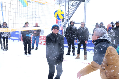 Bursa Osmangazi’den Uludağ’da nefes kesen kar voleybolu şöleni