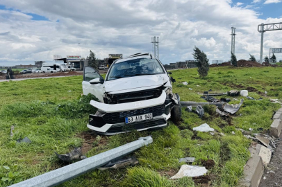 Diyarbakır'da okul servisi otomobille çarpıştı: 15 yaralı