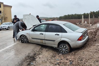 Eskişehir'de kontrolden çıkan otomobil yol kenarına savruldu: 3 yaralı