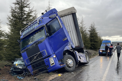 Eskişehir'de tırın çarptığı otomobildeki 1 kişi öldü, 2 kişi yaralandı