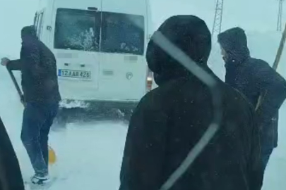 Hakkari Yüksekova'da tipide yolda mahsur kalan vatandaşlar kurtarıldı