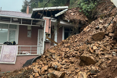 İstanbul Beykoz’da toprak kayması: Tek katlı ev ve otomobil hasar gördü