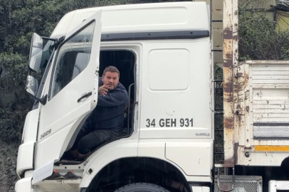 İstanbul'da kamyon sürücüsü göle dönen yolda mahsur kaldı