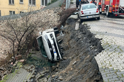 İstanbul Üsküdar'da yol çöktü: Otomobil çukura düştü