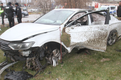 Konya'da otomobil kavşakta devrildi: Ortalık savaş alanına döndü