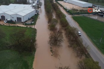 Bursa Ürünlü Deresi taştı! Araçlar mahsur kaldı
