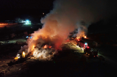 Aksaray'da tonlarca saman balyası alev alev yandı: o anlar dron kamerasında