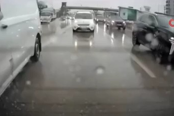 Bursa'da yol verme kavgası: 3 kişi sürücüye saldırdı