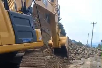 Bursa Gemlik-Mudanya yolu heyelan sebebiyle kapandı