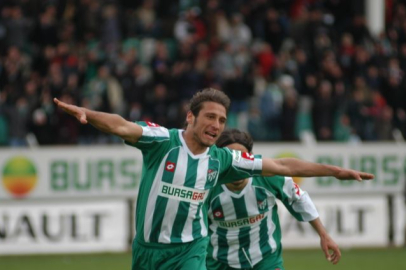 Bursaspor’un eski kaptanı Egemen Korkmaz sahada yere yığıldı!