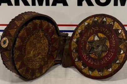 Erzurum’da ceylan derisine yazılmış altın işlemeli Tevrat ele geçirildi