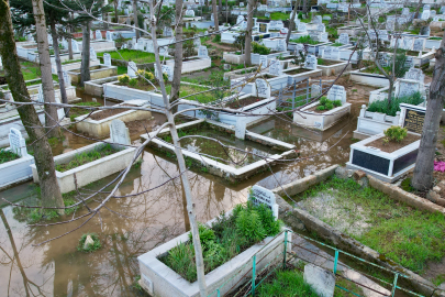 İstanbul Arnavutköy’de mezarlık sular altında kaldı