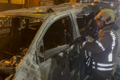 İstanbul Okmeydanı'nda ticari takside yangın: Yolcular son anda tahliye edildi