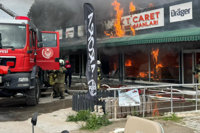 İzmir'de iş güvenliği ekipmanları satan iş yerinde yangın