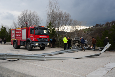 Kastamonu'da direksiyon başında fenalaştı, hafriyat kamyonu şarampole devrildi