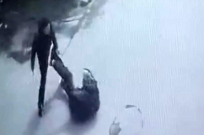 Kaza sonrası bıçaklı kavga kamerada