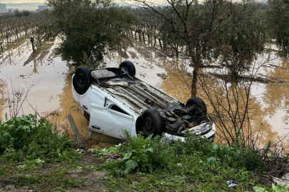 Manisa'da kaza yapan sürücü otomobilini bırakıp kaçtı