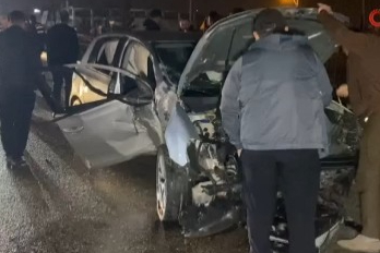 Bursa'da korkutan kaza: Bariyerlere çarptı! Yaralılar var...