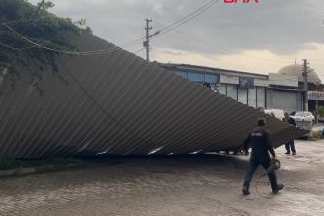 Aydın'da fırtına nedeniyle iş yerinin çatısı uçtu