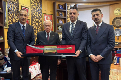 Bahçeli’ye Osmanlı döneminden kalma kılıç hediyesi