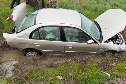 Balıkesir'de otomobil araziye yuvarlandı: 3 yaralı