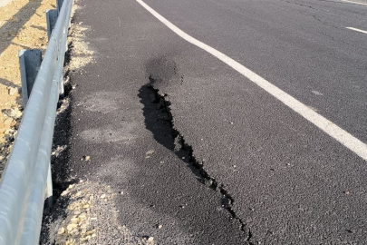 Batman'da yeni yapılan yolda çatlak ve göçükler oluştu