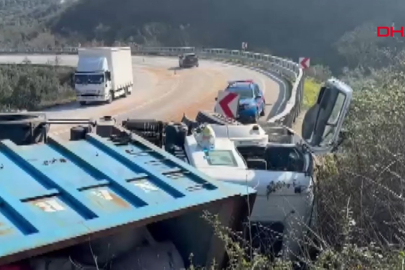 Bursa'da bariyerleri aşan kamyon devrildi! Yaralılar var