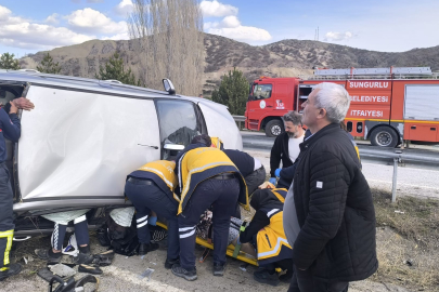 Çorum'da devrilen otomobildeki 3 kişi yaralandı